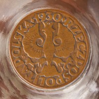 Buliera miedziana z niklowaną  podstawą i palnikiem. Na jej szczycie przymocowano miedzianą monetę polską z 1930 roku. II poł. XIX wieku. 